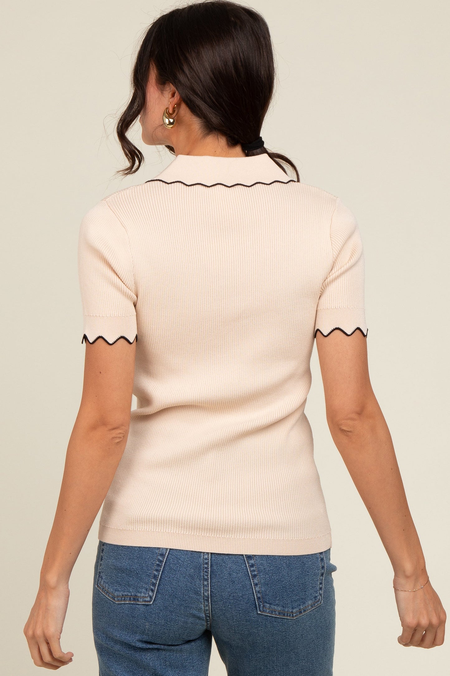 Beige Ribbed Scallop Trim Split V-Neck Short Sleeve Top